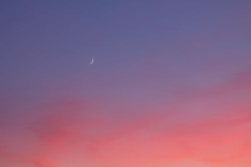 Free A beautiful crescent moon against a vivid pink and blue twilight sky, captured in Emeryville, CA. Stock Photo