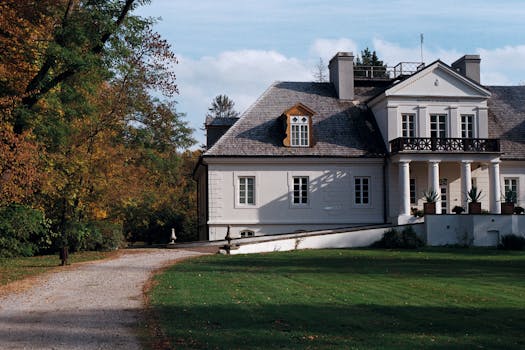 Beautiful country house surrounded by lush greenery and open fields, ideal for peaceful living.