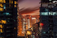 迪拜的城市夜景令人惊叹，充满活力的灯光和现代化的摩天大楼交相辉映