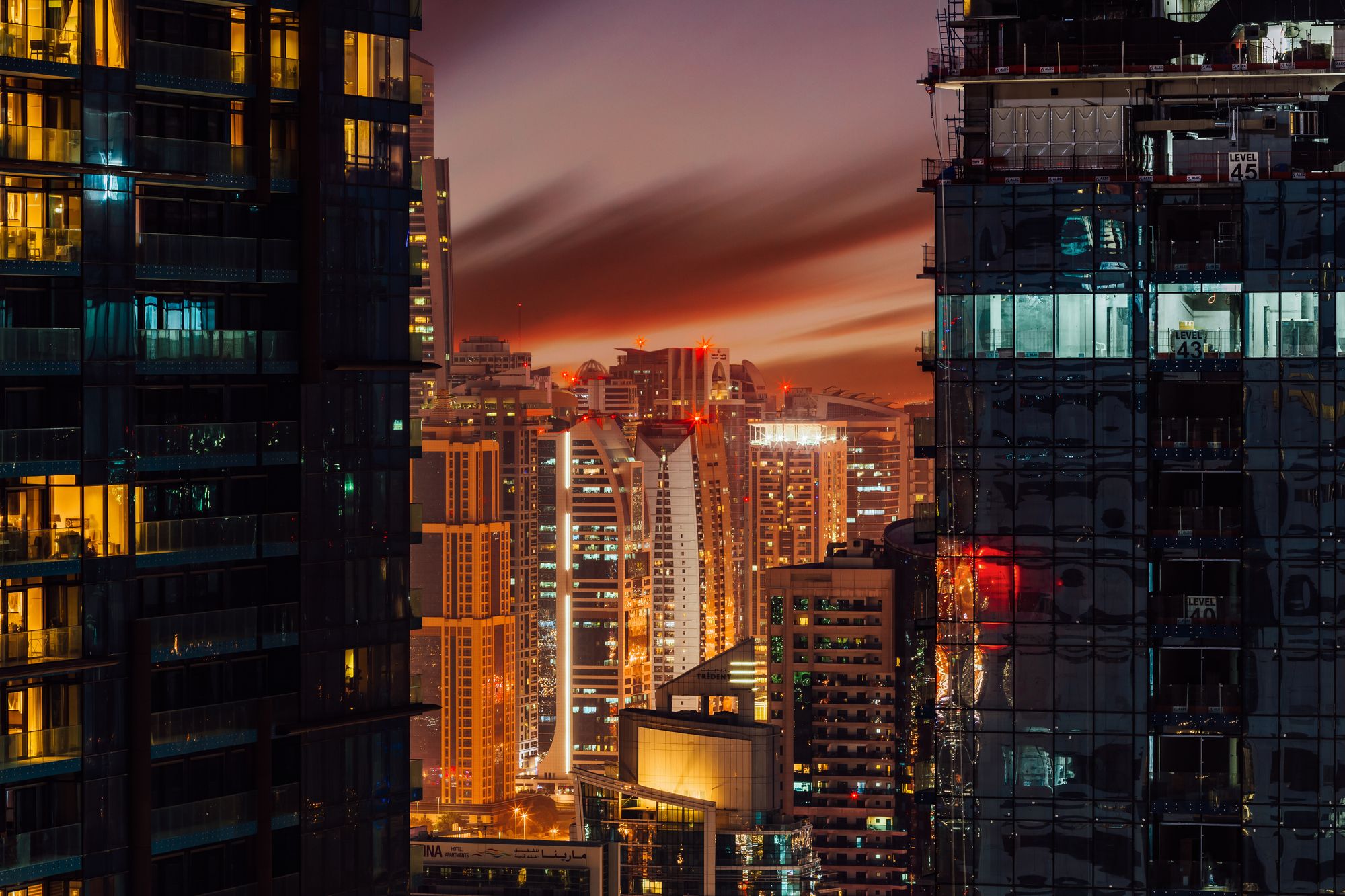 Vista de los rascacielos del distrito financiero de Dubái al atardecer