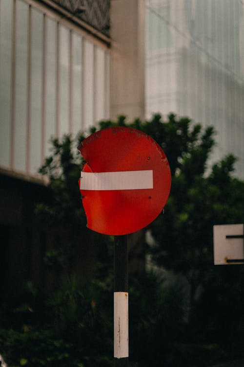 Foto profissional grátis de alerta, entrada proibida, placa de sinalização
