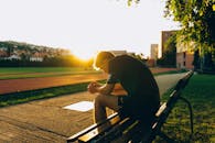 在斯洛伐克的一个公园里，一名男子正享受着日落时分的宁静，传递出休闲与放松的感觉