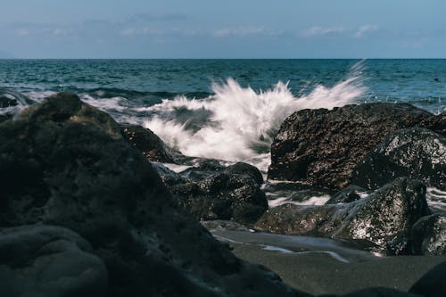 Photo of Ocean Waves Crashing on Rocks