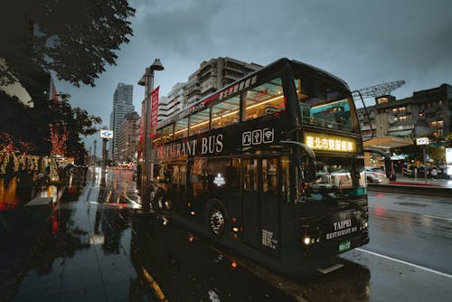 Photos gratuites de après la pluie, autobus à impériale, bâtiments