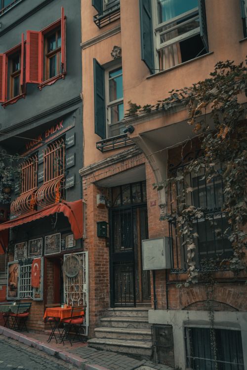 Beige Concrete Building · Free Stock Photo