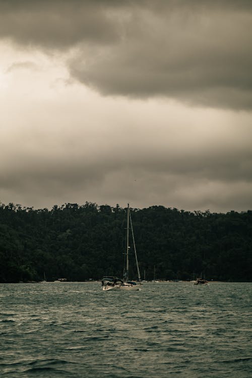 Immagine gratuita di acqua, barca a vela, cielo