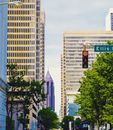 亚特兰大市中心的城市街景中，摩天大楼、树木和红绿灯构成了主要特色