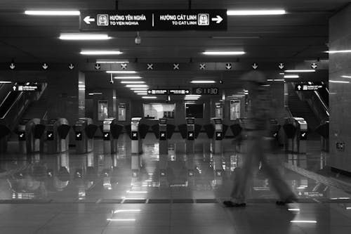 Darmowe zdjęcie z galerii z chodzenie, czarno-biały, dworzec kolejowy