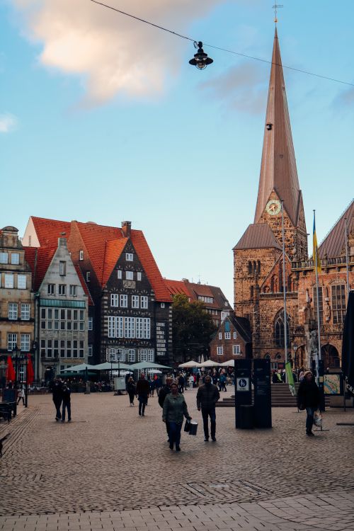 Free Scenic view of Bremen's historic square featuring Gothic churches and traditional buildings. Stock Photo