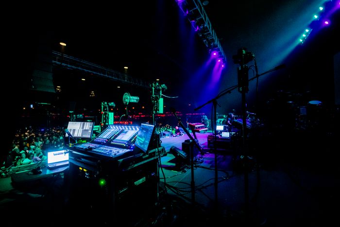 Escenario profesional con sonido y luces