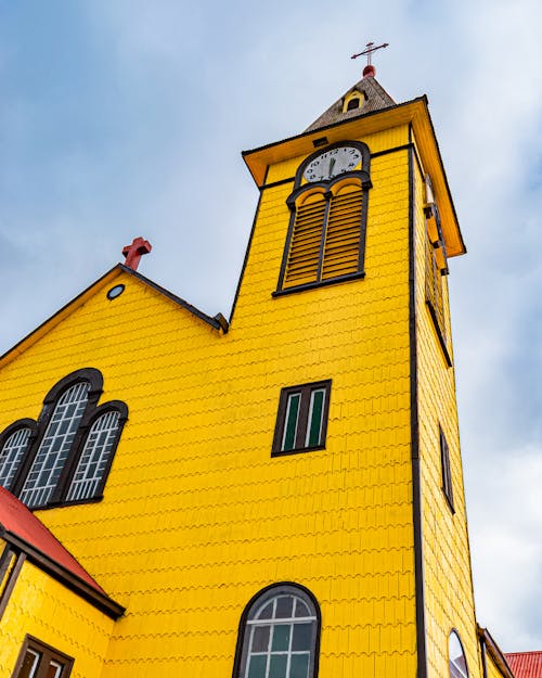 Imagine de stoc gratuită din biserică, fotografiere verticală, perete galben