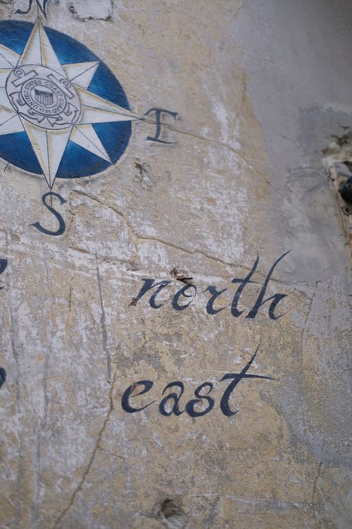 Free Close-up of a compass rose and text on a weathered wall in Istanbul, Türkiye. Stock Photo