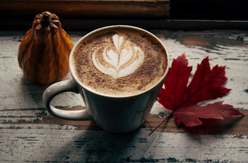Darmowe zdjęcie z galerii z cappuccino, drewniany blat, espresso