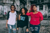 三名年轻女子在城市户外一起微笑