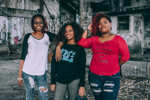 三名年轻女子在城市户外一起微笑