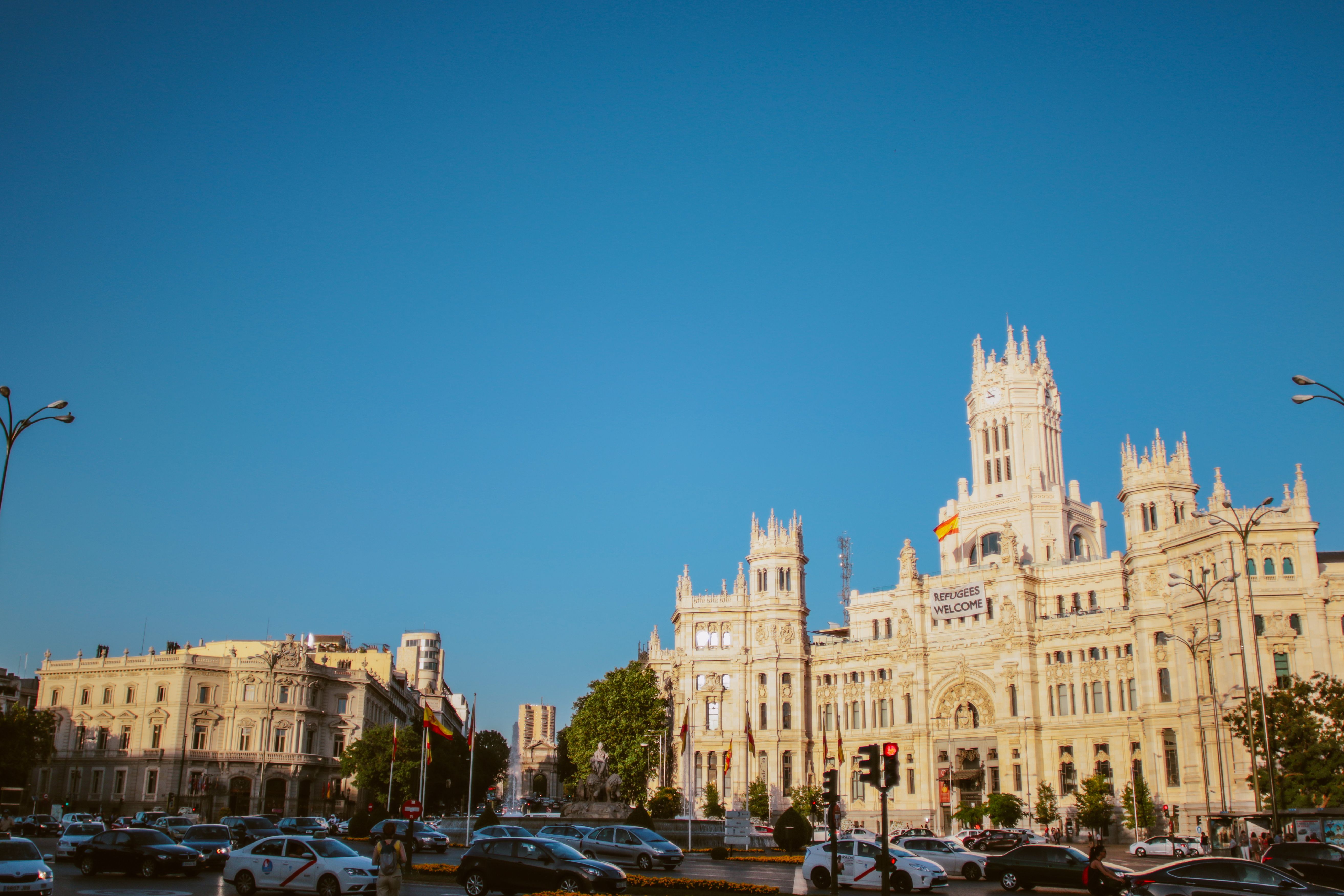 Edificios clásicos de Madrid en día soleado