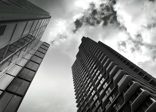 無料 高層ビルのグレースケール写真 写真素材