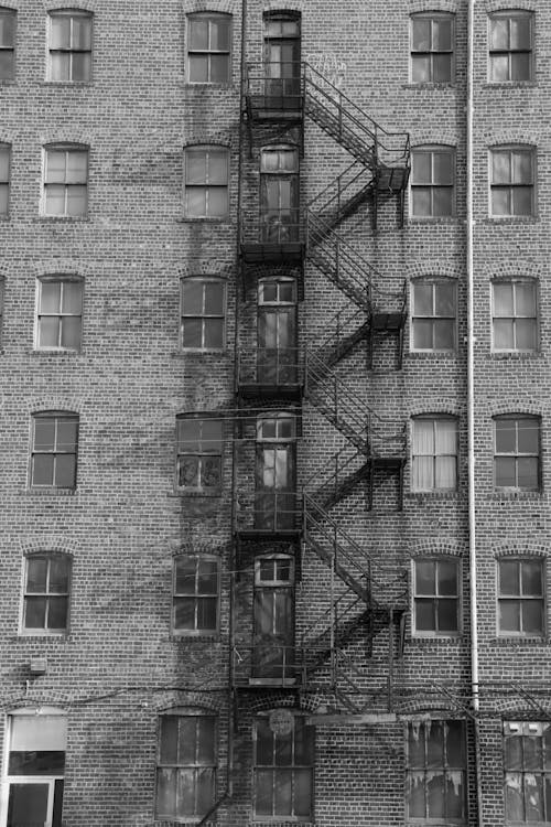 Free Grayscale Photo of a Brick Building Stock Photo