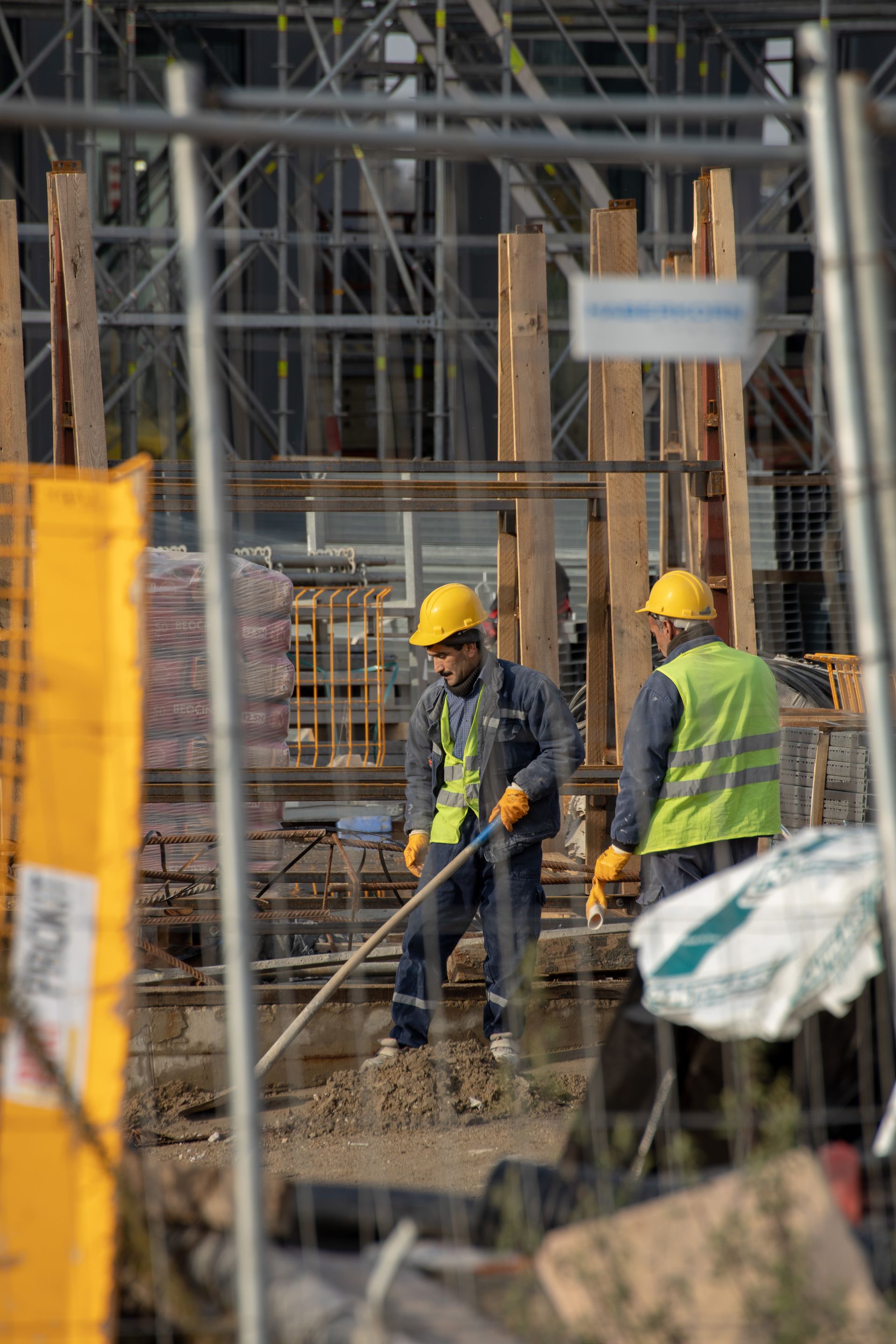 Albanil profesional trabajando en construccion
