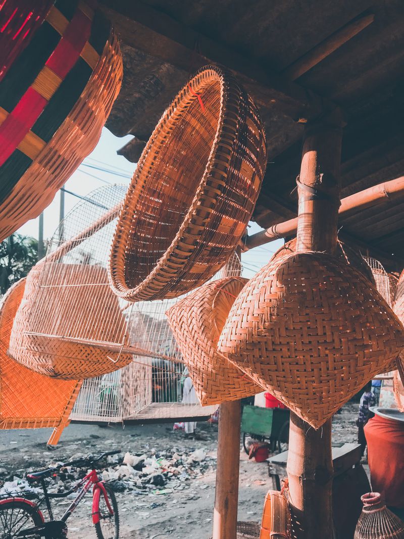 Keranjang anyaman tangan indah dipajang di pasar tradisional