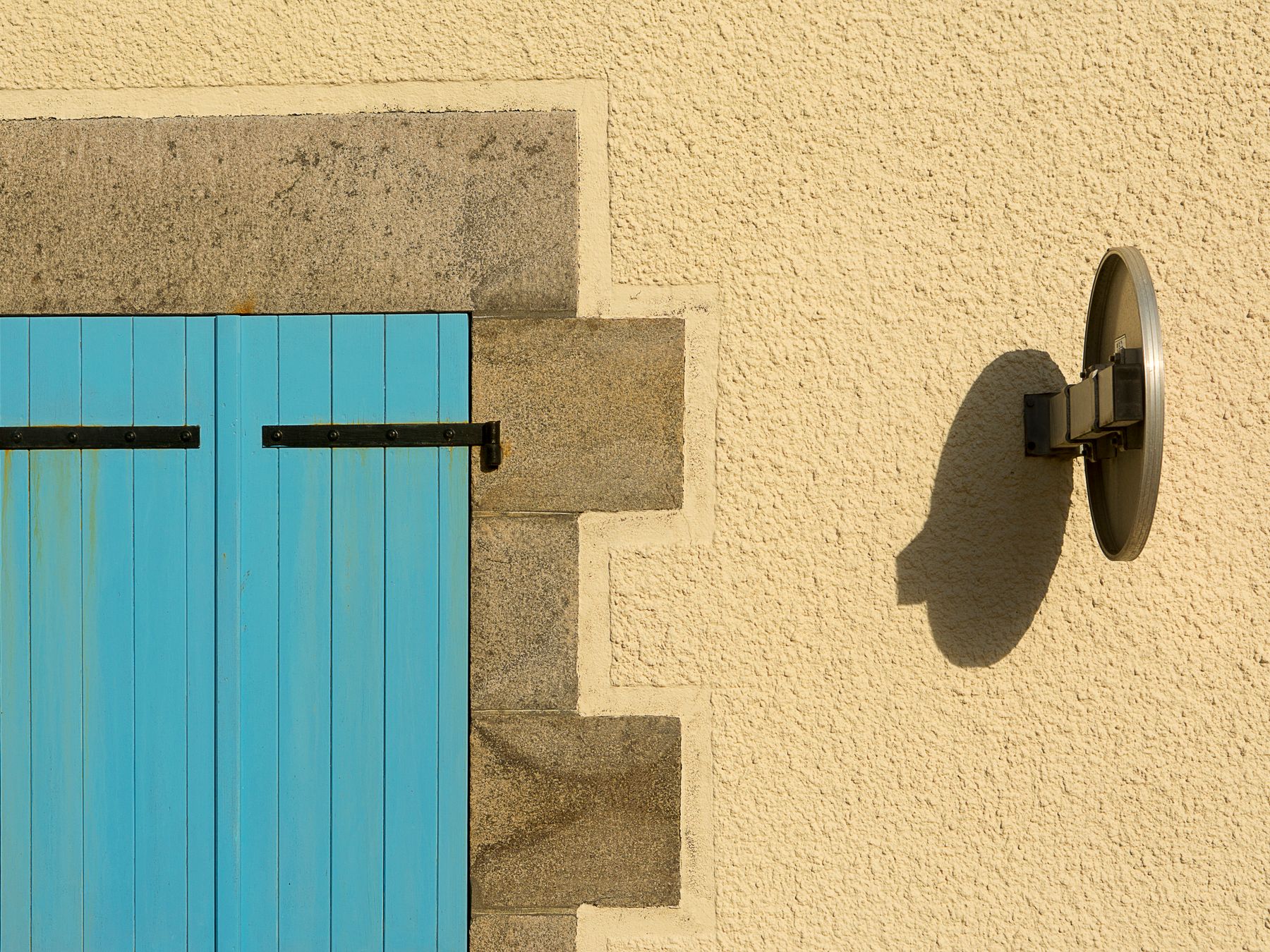 Commercial Decorating in Gordon Hill — quality trade paint going on in two coats