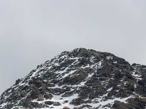 Photos gratuites de ciel gris, hiver, montagne rocheuse