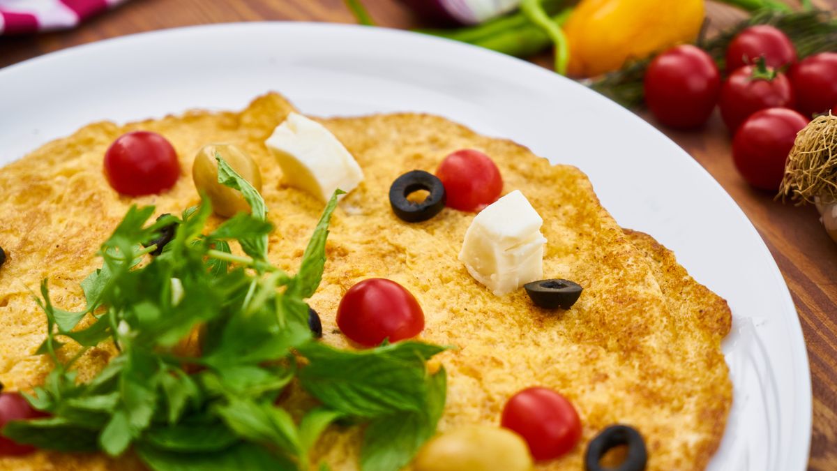 preparo de omelete saudável na frigideira com azeite e temperos frescos