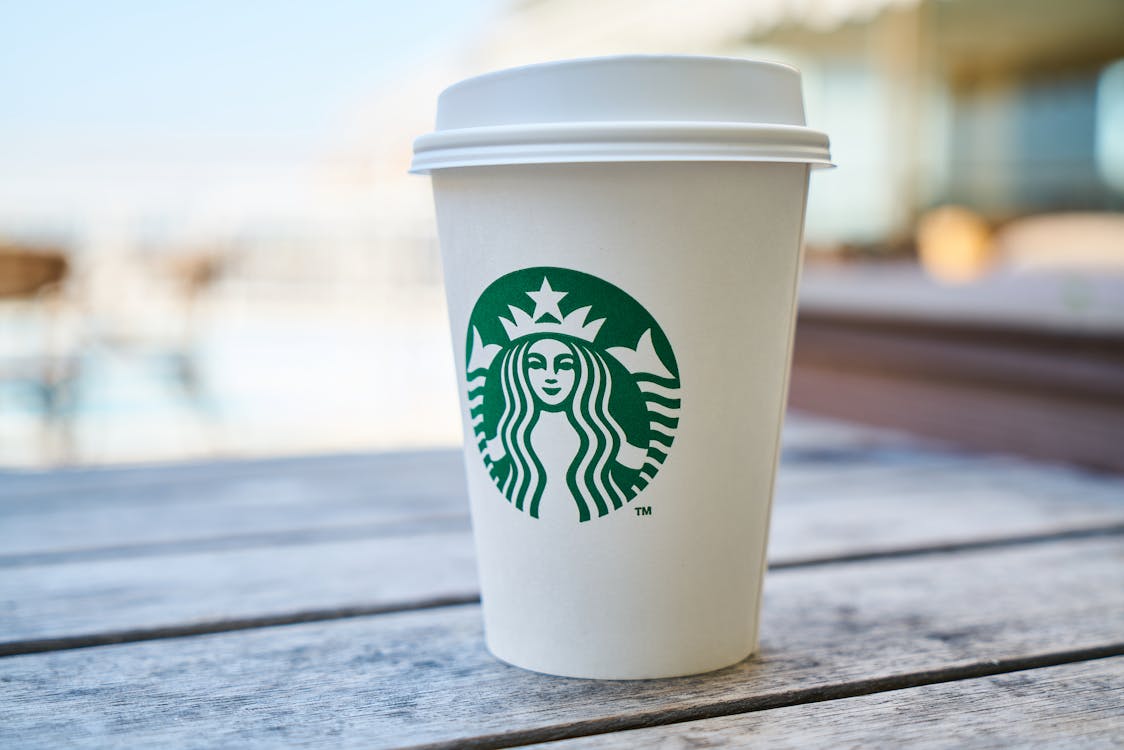 Geschlossene Weiße Und Grüne Starbucks Einwegbecher