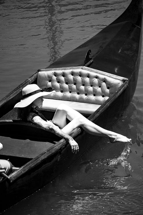 Základová fotografie zdarma na téma černobílý, fotomodel/ka, gondola