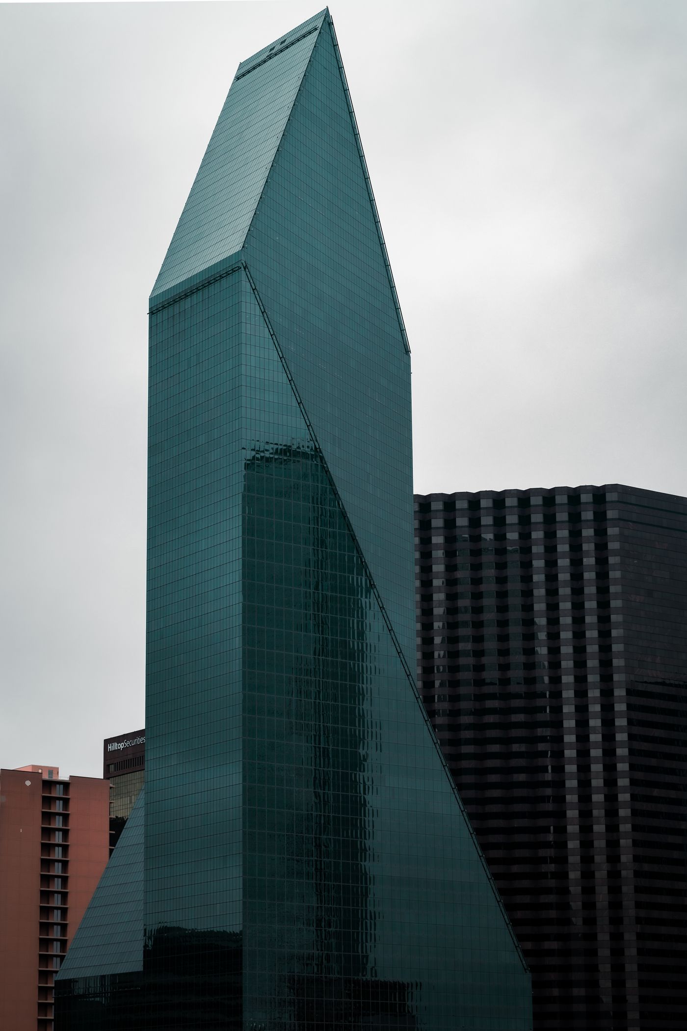 Fountain Place in Dallas representing executive airport-to-meeting transportation