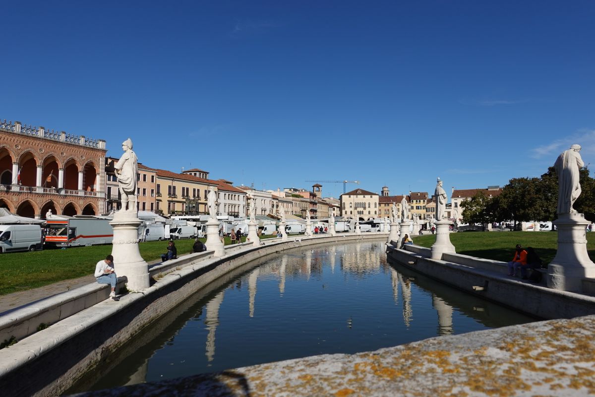 Statuile din jurul canalului din Prato della Valle, oglindite in apa