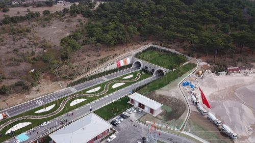 Free Aerial shot of a tunnel entrance surrounded by greenery in Yeniçam, Turkey. Stock Photo