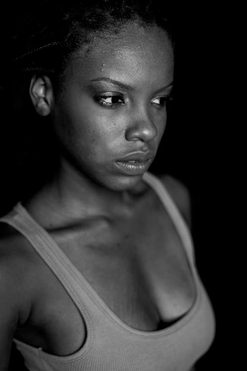 Photographie En Niveaux De Gris D'une Femme Portant Un Débardeur