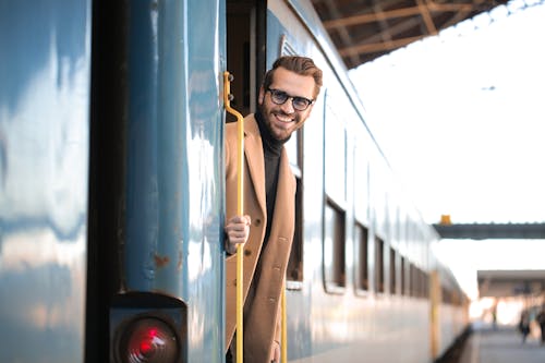 Hombre Vestido Con Abrigo Marrón Sonriendo