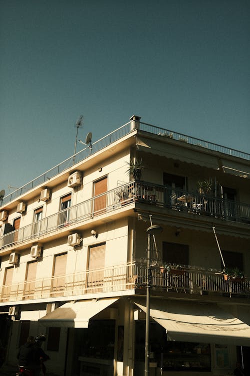 Kostnadsfri bild av balkonger, blå himmel, byggnad