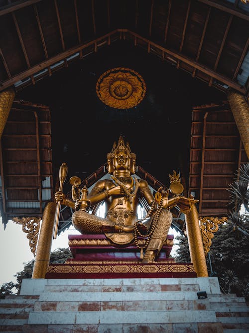 4 brahma heykeli, altın, dar açılı çekim içeren Ücretsiz stok fotoğraf