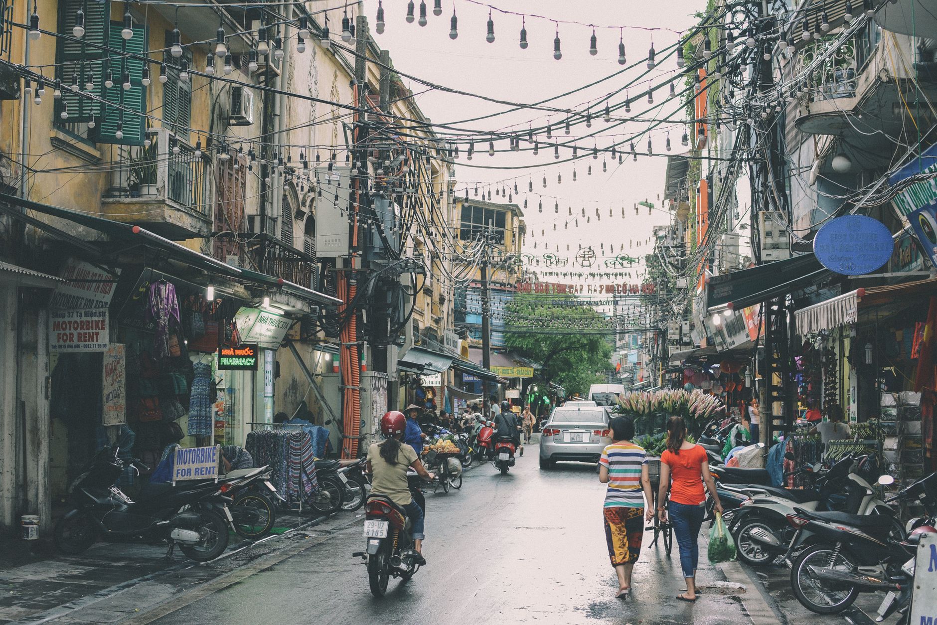 Thương mại điện tử & Social Commerce FMCG: Cơ hội và Thách thức cho kênh GT/MT tại Việt Nam năm 2026