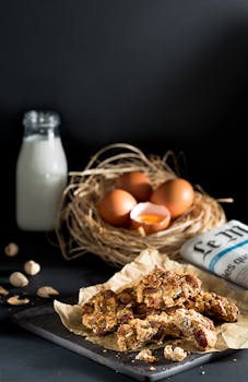 黑色背景上，饼干、鸡蛋和一瓶牛奶构成了温馨的早餐场景