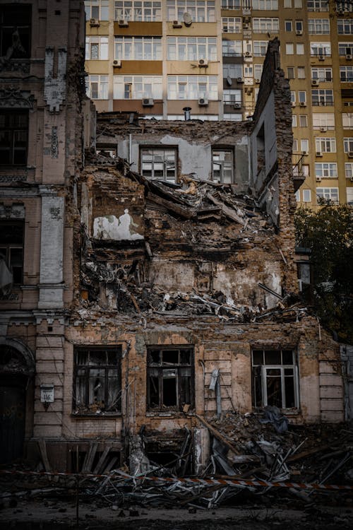 Gratis stockfoto met appartementencomplex, bakstenen, beschadigde