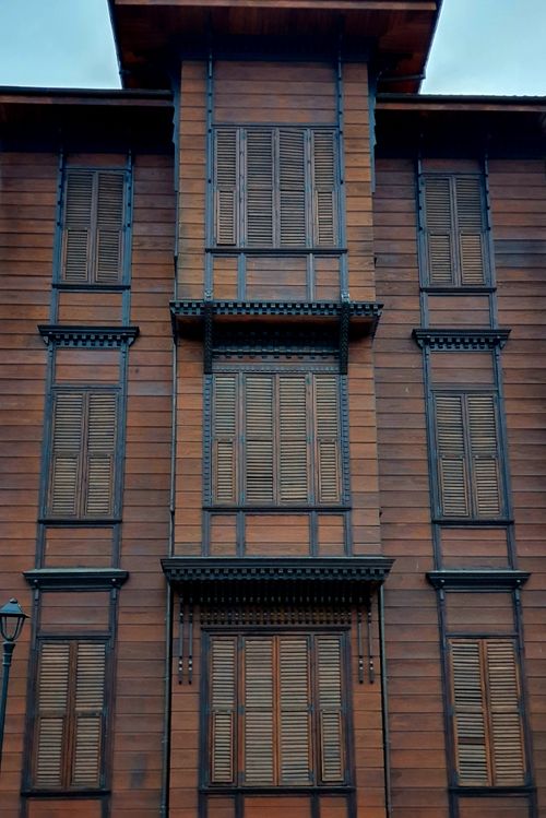 Free Classic wooden Ottoman facade in Istanbul with intricate lattice designs. Stock Photo