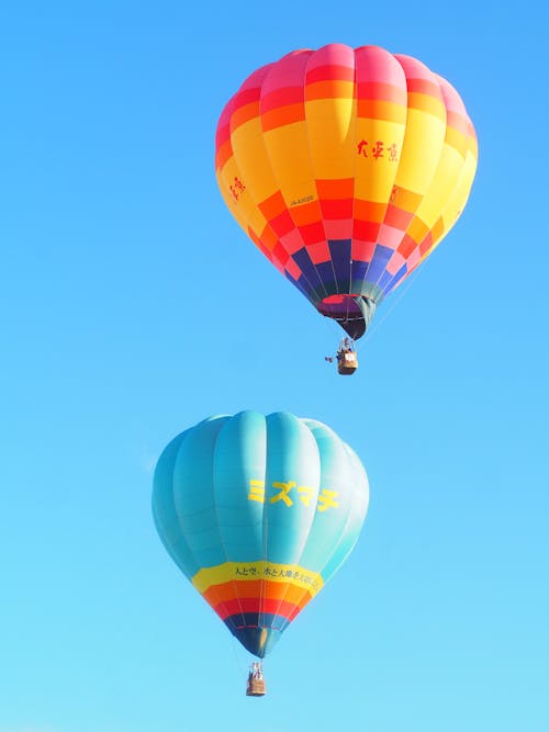 Бесплатное стоковое фото с вертикальный выстрел, голубое небо, горячие воздушные шары