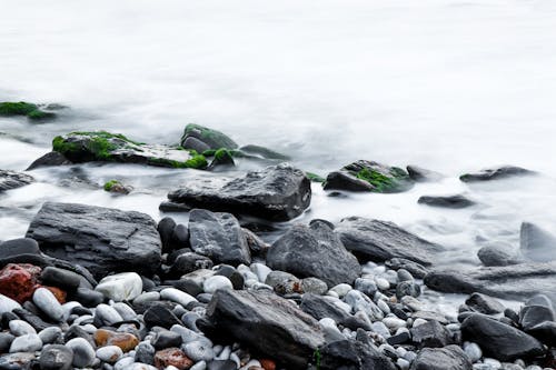 Brown Rock Accanto Al Corpo D'acqua