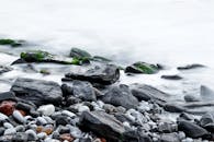 海滨风光宁静，岩石与海浪凸显了大自然的静谧