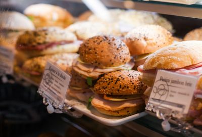 Sandwichs frais présentés en boulangerie