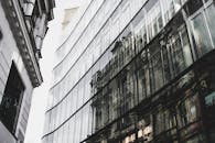 布拉格的城市景观融合了当代与历史建筑，体现了现代建筑设计