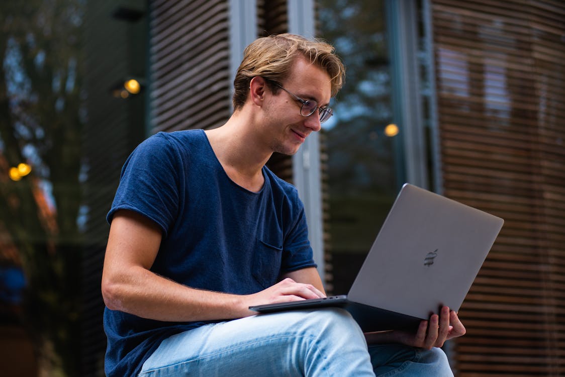 Selectieve Aandacht Foto Van Man Met Laptop