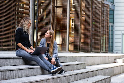 Twee Vrouwen Met Een Gesprek Op Trappen