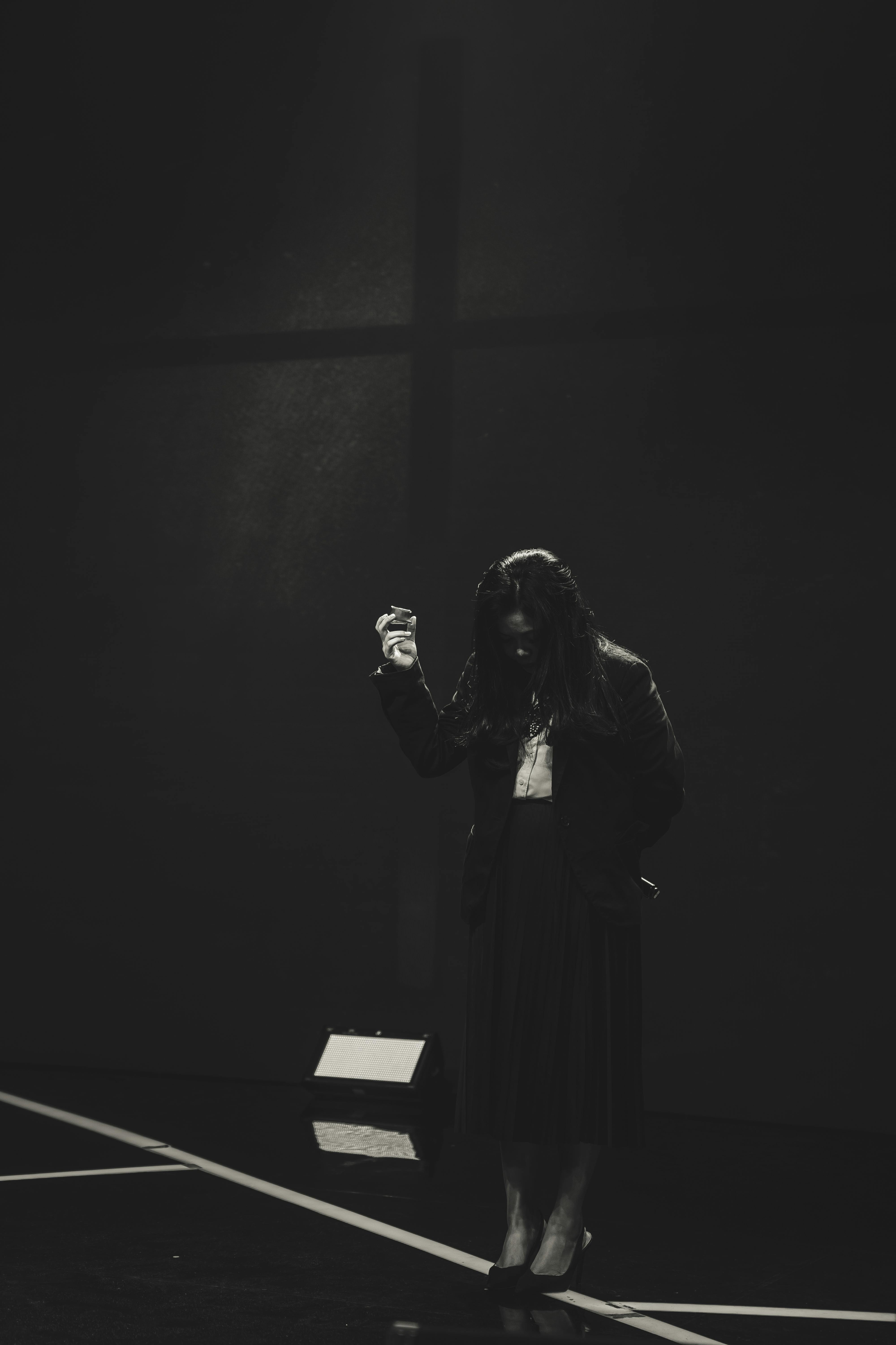 Ücretsiz anlamlı, aşağı bakıyor, ayakta içeren Ücretsiz stok fotoğraf Stok Fotoğraflar