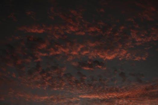 Capture of dark red clouds at twilight, creating a dramatic sky scene.