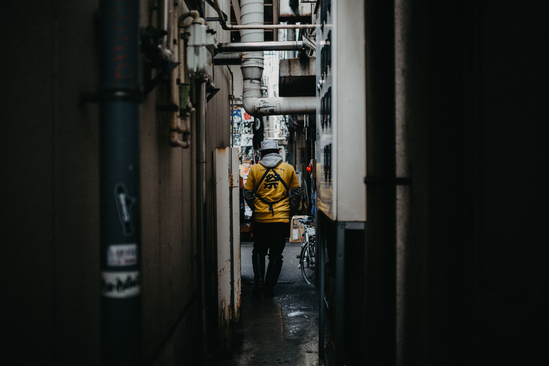 Gelb & Tokyo bei Nacht – Dramatische Neon-Szene